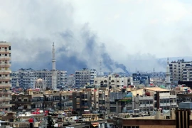 Khói bốc lên từ khu vực do phiến quân kiểm soát ở phía nam Damascus sau một cuộc oanh kích của quân đội Syria ngày 22/4 vừa qua. (Ảnh: THX/TTXVN)