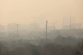 Khói mù ô nhiễm bao phủ bầu trời Tehran, Iran ngày 19/12/2017. (Ảnh: AFP/TTXVN)