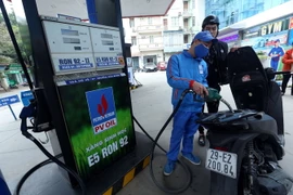 Bán xăng sinh học E5 tại cửa hàng xăng dầu của PVOIL phố Thái Thịnh, quận Đống Đa, Hà Nội. (Ảnh: Huy Hùng/TTXVN)