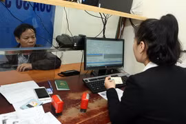 In, cấp giấy phép lái xe quốc tế. (Ảnh: Huy Hùng/TTXVN)