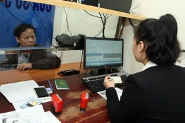 In, cấp giấy phép lái xe quốc tế. (Ảnh: Huy Hùng/TTXVN)