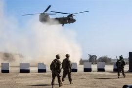 Một chiếc trực thăng C-47 Chinook của Quân đội Mỹ bay qua làng Oreij, phía nam Mosul, vào ngày 22/2/2017. (Nguồn: AFP/PressTV)