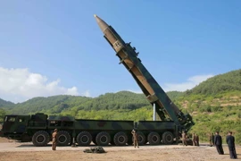 Tên lửa đạn đạo xuyên lục địa Hwasong-14 của Triều Tiên trước khi được phóng tại một địa điểm bí mật ngày 4/7/2017. (Ảnh: EPA/TTXVN)