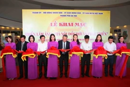 Lễ cắt băng khai mạc triển lãm. (Ảnh: Thanh Tùng/TTXVN)
