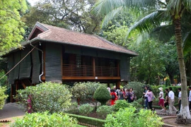 Nhà sàn Bác Hồ trong Khu Di tích Chủ tịch Hồ Chí Minh-Phủ Chủ tịch. (Ảnh: Thanh Tùng/TTXVN)