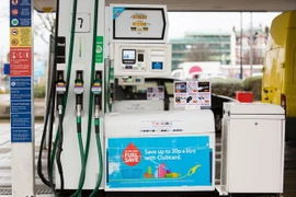 Một trạm bơm xăng ở London. (Ảnh: AFP/TTXVN)