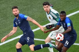 Pha tranh bóng giữa các cầu thủ Pháp Olivier Giroud (trái) và Blaise Matuidi với thủ môn Bỉ Thibaut Courtois (giữa) trong trận bán kết World Cup 2018 ở Saint Petersburg của Nga. (Ảnh: THX/TTXVN)