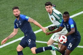 Pha tranh bóng giữa các cầu thủ Pháp Olivier Giroud (trái) và Blaise Matuidi với thủ môn Bỉ Thibaut Courtois (giữa) trong trận bán kết World Cup 2018 ở Saint Petersburg của Nga. (Ảnh: THX/TTXVN)