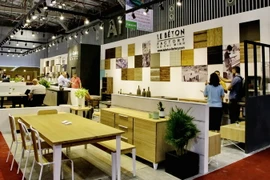 Khách tham quan và tìm hiểu các mặt hàng mới nhất từ nguyên liệu đến thành phẩm của các nhà cung cấp tham gia trưng bày giới thiệu tại Hội chợ. (Ảnh: Thế Anh/TTXVN)