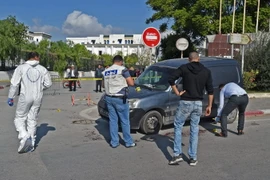 Cảnh sát Tunisia điều tra tại hiện trường một vụ tấn công ở Tunis. (Ảnh: AFP/TTXVN)