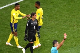 Trọng tài rút thẻ đỏ dành cho cầu thủ Thụy Sĩ Michael Lang sau một pha phạm lỗi trong trận đấu ở vòng 1/8 World Cup 2018 giữa Thụy Sĩ và Thụy Điển tại Saint Petersburg, Nga ngày 3/7 vừa qua. (Ảnh: THX/TTXVN)