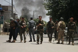 Lực lượng an ninh phong tỏa hiện trường vụ tấn công trung tâm đào tạo hộ lý ở Jalalabad, Afghanistan ngày 28/7. (Ảnh: THX/TTXVN)
