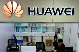 Biểu tượng Huawei tại một cửa hàng ở Thượng Hải của Trung Quốc. (Ảnh: AFP/TTXVN)