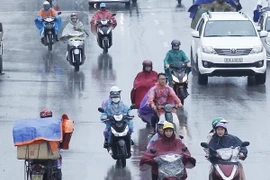 Người dân lưu thông trên đường Trần Nhật Duật. (Ảnh: Lâm Khánh/TTXVN)