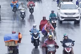 Người dân lưu thông trên đường Trần Nhật Duật. (Ảnh: Lâm Khánh/TTXVN)
