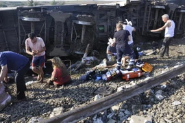 Nhân viên cứu hộ hỗ trợ người bị thương tại hiện trường vụ tai nạn tàu hỏa ở Tekirdag, tây bắc Thổ Nhĩ Kỳ ngày 8/7. (Ảnh: EPA/TTXVN)
