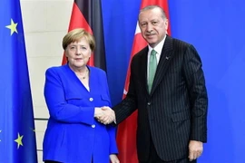 Thủ tướng Đức Angela Merkel (trái) và Tổng thống Thổ Nhĩ Kỳ Recep Tayyip Erdogan trong cuộc họp báo chung sau hội đàm tại Berlin ngày 28/9. (Ảnh: AFP/TTXVN)