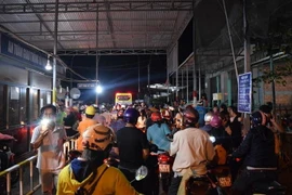 Cảnh ùn tắc kéo dài trên cầu Sông Cái Nhỏ, nơi đặt trạm thu phí BOT. (Ảnh: Chương Đài/TTXVN)