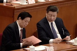 Ủy viên trưởng Ủy ban thường vụ Đại hội Đại biểu nhân dân toàn quốc Trung Quốc Lật Chiến Thư (trái) và Chủ tịch Trung Quốc Tập Cận Bình. (Ảnh: AFP/TTXVN)