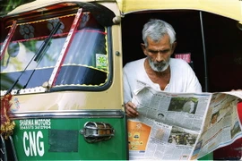 Ông Sitaram Misra, 66 tuổi, một lái xe tải, đang chờ khách hàng tại New Delhi. (Ảnh: AFP/TTXVN)