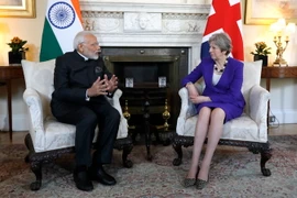 Thủ tướng Ấn Độ Narendra Modi và Thủ tướng Anh Theresa May. (Ảnh: AFP/TTXVN)