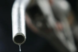 Bơm xăng cho các phương tiện tại trạm xăng ở Tehran của Iran. (Ảnh: AFP/TTXVN)