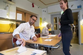 Cử tri bỏ phiếu trong cuộc tổng tuyển cử tại một điểm bầu cử ở Stockholm, Thụy Điển ngày 9/9. (Ảnh: AFP/TTXVN)