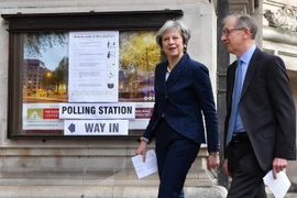 Thủ tướng Anh Theresa May (trái) và phu quân bỏ phiếu tại một địa điểm bầu cử ở London. (Ảnh: AFP/TTXVN) 
