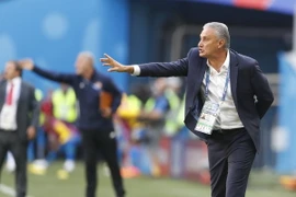  Huấn luyện viên đội tuyển Brazil Tite (phải) chỉ đạo các học trò trong trận đấu với đội tuyển Costa Rica tại bảng E, Vòng chung kết World Cup 2018 diễn ra ở Saint Petersburg, Nga, ngày 22/6. (Ảnh: THX/TTXVN)