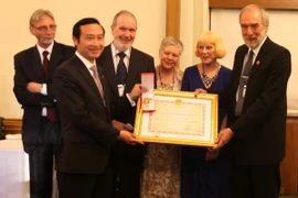 Đại sứ Nguyễn Văn Thảo trao Huân chương Hữu nghị của Chủ tịch nước cho Hội MSAVLC. (Ảnh: Đỗ Sinh/Vietnam+) 