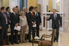 Tổng thống Nga Vladimir Putin (phải) gặp gỡ các doanh nhân Nga dự Diễn đàn kinh tế quốc tế St. Petersburg. (Nguồn: AFP/ TTXVN)