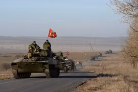 Xác nhận đầu tiên về việc phe ly khai ở Ukraine rút vũ khí 
