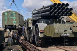 Binh sỹ Ukraine chất vũ khí lên tàu hỏa để chuyển khỏi thành phố Artemivsk thuộc khu vực Donetsk ở miền đông ngày 6/3. (Nguồn: AFP/TTXVN)
