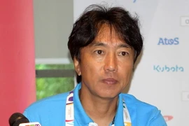 Ông Toshyia Miura, huấn luyện viên trưởng U23 Việt Nam trong buổi họp báo trước trận bán kết với Myanmar. (Ảnh: Quốc Khánh/TTXVN)