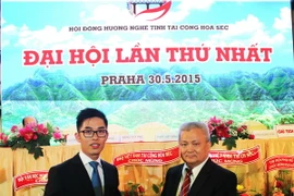 Hoàng Diệu Hưng nhận phần thưởng của Hội Đồng hương Nghệ Tĩnh (Ảnh: Quang Vinh/Vietnam+)