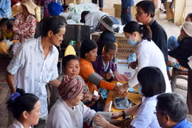 Khám bệnh miễn phí cho Việt kiều và người nghèo tại Phnom Penh 