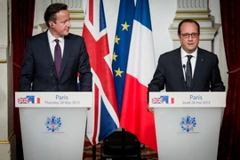 Tổng thống Pháp Francois Hollande (phải) và Thủ tướng Anh David Cameron trong cuộc họp báo chung sau hội đàm ngày 28/5. (Nguồn: THX/TTXVN)