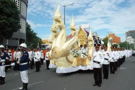 Linh cữu ông Chea Sim được rước trên đường phố Phnom penh đến đài hỏa thiêu. (Ảnh: Xuân Khu/TTXVN)