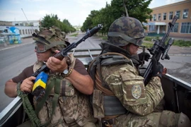 Binh sỹ Ukraine tuần tra tại thành phố miền đông Mariinka ngày 5/6. (Nguồn: AFP/ TTXVN)