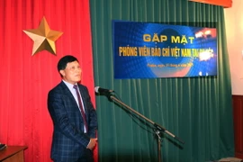 Đại sứ Trương Mạnh Sơn chủ trì cuộc gặp mặt báo chí Việt ở Séc nhân dịp 21/6. (Ảnh: Hồng Tâm/Vietnam+)