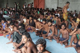 Những người di cư Rohingya và Bangladesh sau khi được ngư dân Indonesia cứu sống tại Kuala Langsa, tỉnh Aceh. (Nguồn: AFP/TTXVN)