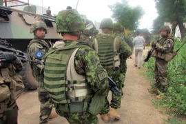 Binh sĩ Lực lượng giữ gìn hòa bình Liên minh châu Âu (EUFOR RCA) tuần tra tại Trung Phi. (Nguồn: AFP/TTXVN)