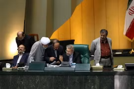 Chủ tịch Quốc hội Iran Ali Larijani (thứ hai, phải) và các nghị sỹ tại phiên họp ở Tehran. (Nguồn: AFP/TTXVN)
