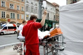 Đưa người bị thương đi cấp cứu. (Nguồn: EPA)