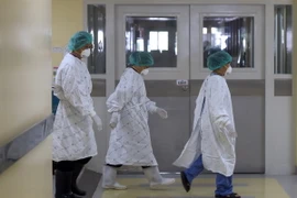 Nhân viên y tế Thái Lan tại khu vực cách ly bệnh nhân MERS đầu tiên tại Viện các bệnh truyền nhiễm Bamrasnaradura ở tỉnh Nonthaburi ngày 19/6. (Nguồn: AFP/ TTXVN)