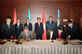 Lễ ký Chương trình hợp tác giai đoạn 2015-2017 giữa Bộ Tư pháp Việt Nam và Bộ Tư pháp Kazakhstan. (Ảnh: Đức Tám/TTXVN)