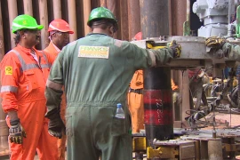 Angola thả nổi giá xăng, Nigieria giảm 90% trợ cấp giá nhiên liệu