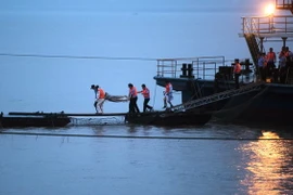 Lực lượng cứu hộ Trung Quốc nỗ lực tìm kiếm nạn nhân vụ chìm tàu tối 2/6. (Nguồn: AFP/ TTXVN)