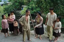 "Thương nhớ ở ai" là câu chuyện về thân phận những người phụ nữ nơi "Bến không chồng." (Ảnh: VFC)