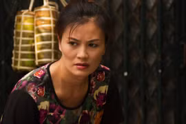 "Chiều ngang qua phố cũ" đánh dấu sự trở lại màn ảnh nhỏ của diễn viên Hoa Thúy sau một thời gian vắng bóng. (Ảnh: VFC)